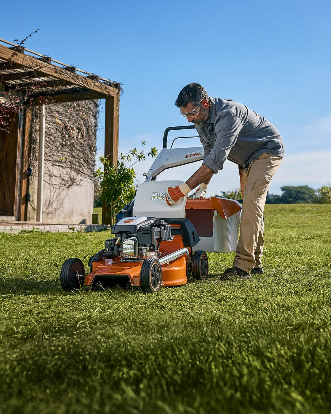 Cortador de grama STIHL em área externa