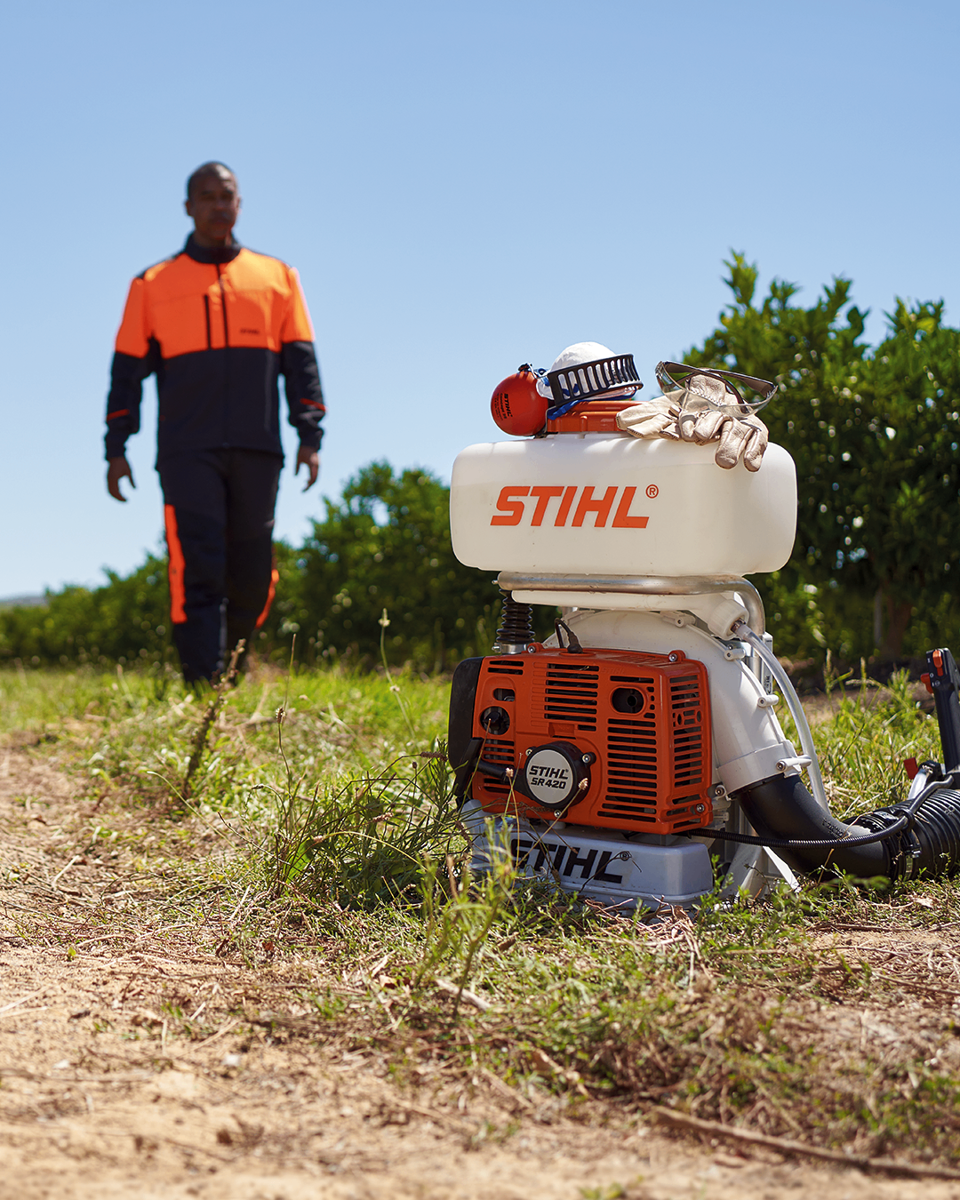 Pulverizador STIHL SR 420 em campo aberto